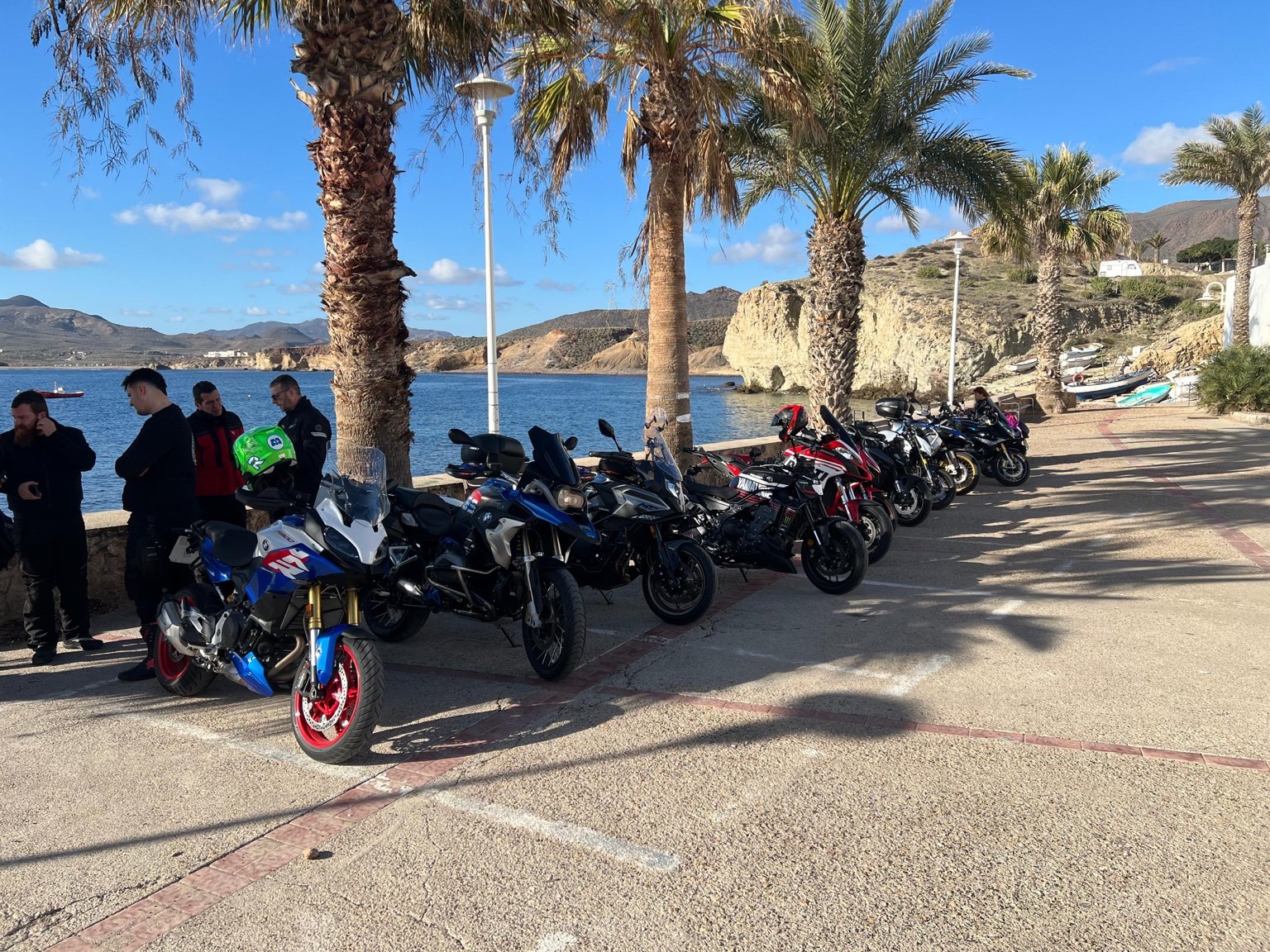 Motos aparcadas durante una ruta